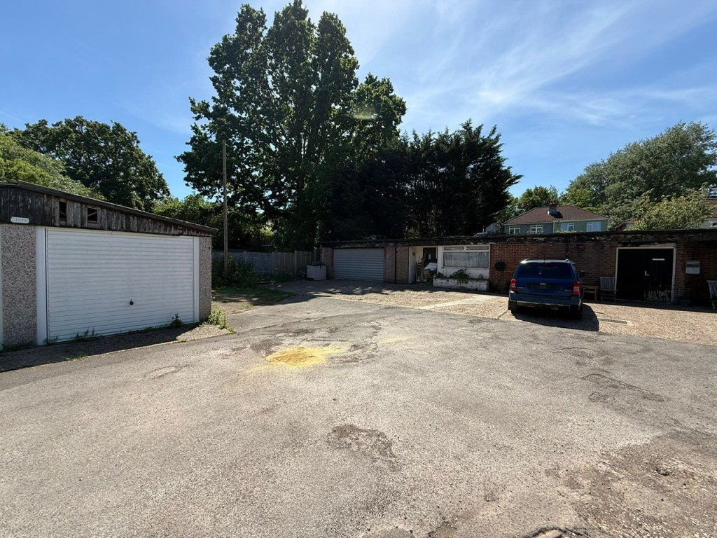 Lot: 48 - FORMER FUNERAL DIRECTORS WITH FLAT ABOVE AND LAND TO THE REAR - Garages and stores to the rear